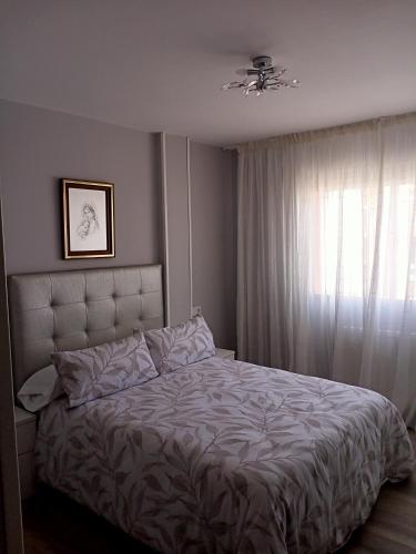 a bedroom with a bed and a window at Luz de Guía in Burela de Cabo