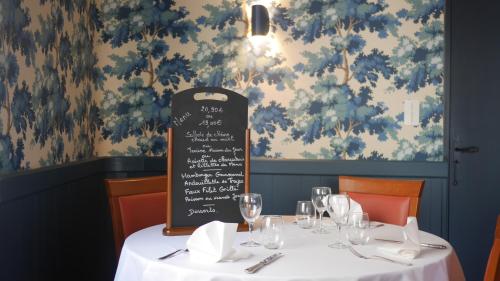 Restoran atau tempat lain untuk makan di Logis Hôtel & Restaurant - Le Saint-Louis