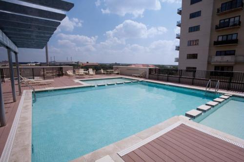 a large swimming pool on top of a building at Wyndham La Cascada 2BR Apartment with Resort Access in San Antonio