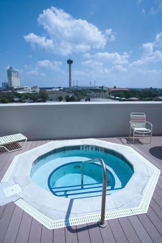 a swimming pool on the roof of a building at Wyndham La Cascada 2BR Apartment with Resort Access in San Antonio