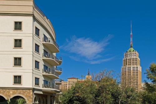 a building with the empire state building in the background at Wyndham La Cascada 2BR Apartment with Resort Access in San Antonio