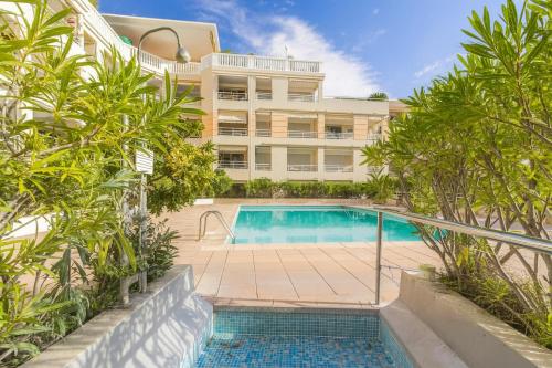 une piscine devant un immeuble dans l'établissement Port Azur, à Vallauris