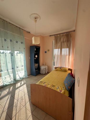a bedroom with a bed in a room with windows at Yucca house in Elani