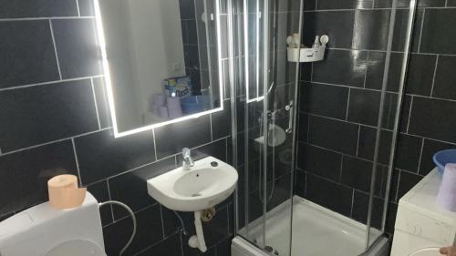 een badkamer met een wastafel, een toilet en een spiegel bij Sibejdo 3&4 in Varaždin