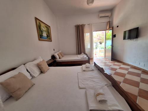 Postel nebo postele na pokoji v ubytování Mermaid Hotel Vlore