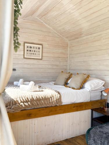 a bedroom with a bed in a room at 'Swan' Lakeview Lodge in Bishampton