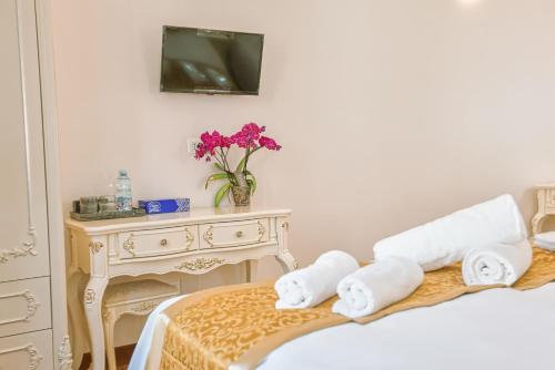a bedroom with a bed and a table with towels at Casa Pan in Rome