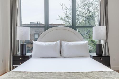 Postel nebo postele na pokoji v ubytování Blueground Van Vorst AC wd nr Liberty Park NYC-1838