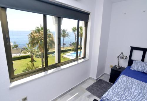 En eller flere senge i et værelse på Beachside penthouse Cala de Mijas