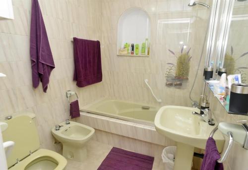 Et badeværelse på Beachside penthouse Cala de Mijas