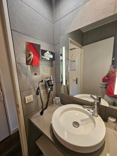 a bathroom with a sink and a mirror at Résidence Chiberta Anglet océan golf surf in Anglet
