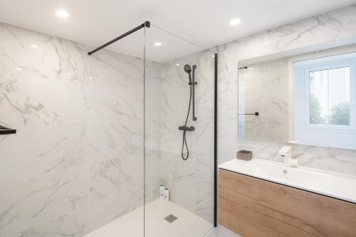 une salle de bain avec douche et lavabo dans l'établissement Port Azur, à Vallauris