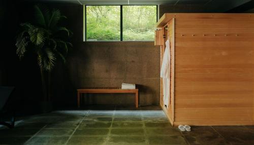 a room with a table and a window at Hotel Gastronomique de Echoput in Apeldoorn