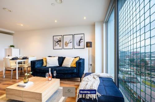 Posezení v ubytování 2 Bedroom Apartment By Paul & Malin Properties Short Lets & Serviced Accommodation Stretford With Free WiFi & Gym Access