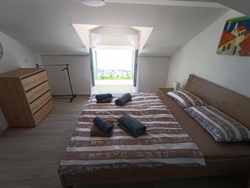 Un dormitorio con dos camas con almohadas y una ventana. en Vila Ema Dramalj, en Dramalj