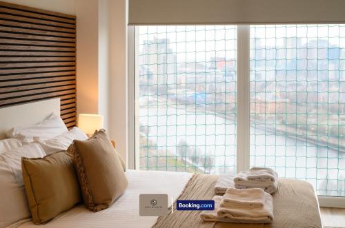 Postel nebo postele na pokoji v ubytování 2 Bedroom Apartment By Paul & Malin Properties Short Lets & Serviced Accommodation Stretford With Free WiFi & Gym Access