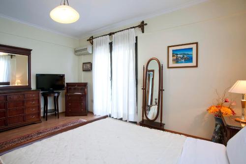 TV a/nebo společenská místnost v ubytování Kymata Hotel