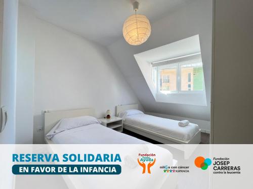 biały pokój z łóżkiem i oknem w obiekcie Apartamentos Sierra Nevada 3000 w mieście Sierra Nevada