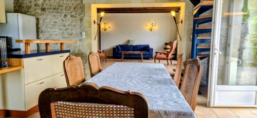 une cuisine et une salle à manger avec une table et des chaises dans l'établissement La Résidence du Vignoble L'Homme Cheval, à Anglade