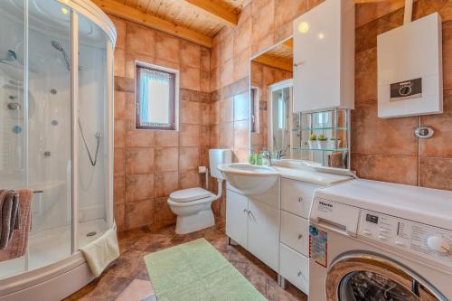 Ένα μπάνιο στο Villa Luka