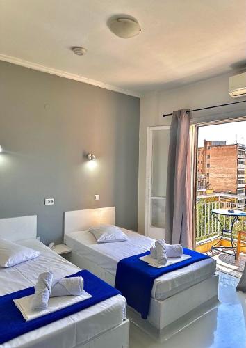 Una cama o camas en una habitación de Sparta Team Hotel