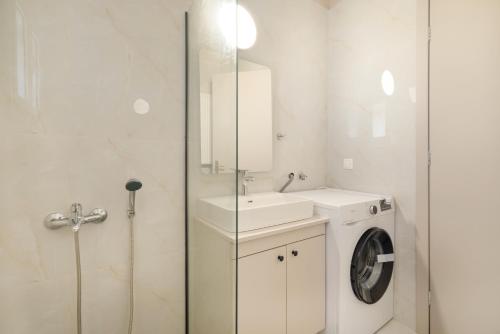Bilik mandi di Almyra residences