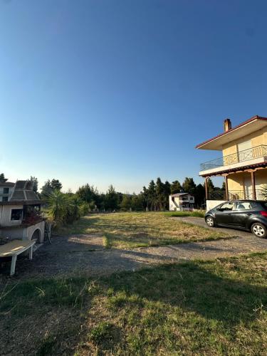 a car parked in front of a house at Yucca house in Elani
