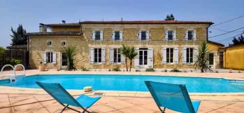 une villa avec piscine devant un immeuble dans l'établissement La Résidence du Vignoble L'Homme Cheval, à Anglade