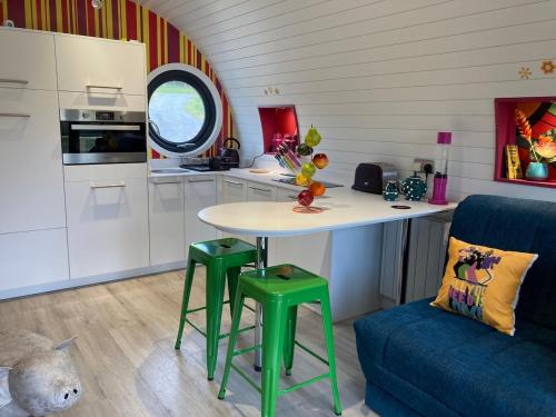 Kuchyň nebo kuchyňský kout v ubytování Let's Glamp Retro - Beatles