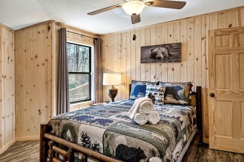 ein Schlafzimmer mit einem Bett und einem Deckenventilator in der Unterkunft Magnificent Cabin with Hot-tub and Hiking Trails Near in Gatlinburg, Tennessee in Cartertown