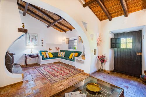 ein Wohnzimmer mit Sofa und Tisch in der Unterkunft Villa Alice by Algarve Vacation in Albufeira