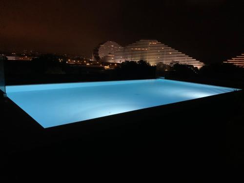 - une piscine avec éclairage bleu la nuit dans l'établissement Villeneuve Loubet magnifique appartement 2 chambres 6min de la plage, à Villeneuve-Loubet