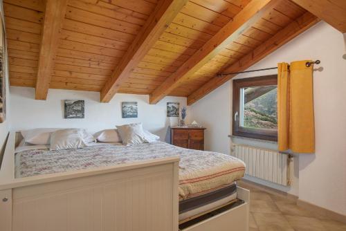 a bedroom with a bed and a window at Case Vacanza Newmood - Intera Villa in Aymavilles