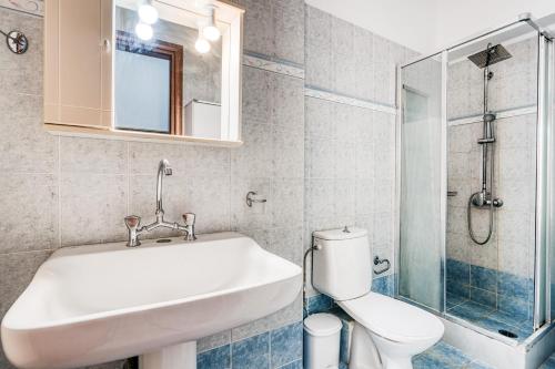 a bathroom with a sink and a toilet at Selbesi Holiday Cottage in the countryside - Elevated View in Kómi