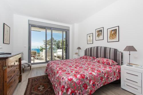 Un dormitorio con una cama y vista al mar. en Front line Golf and tranquility, en Marbella
