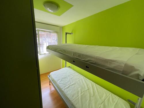 une chambre avec deux lits superposés et une fenêtre dans l'établissement 50m from beach&sea, à Roquebrune-Cap-Martin