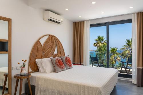 ヤリカヴァクにあるLa Local Beach House Yalıkavakの海の見えるベッドのある寝室