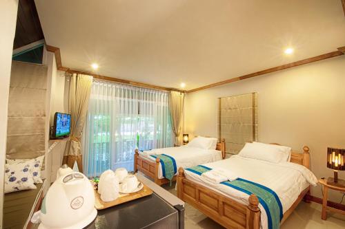 เตียงในห้องที่ Baan Nam Pen Resort