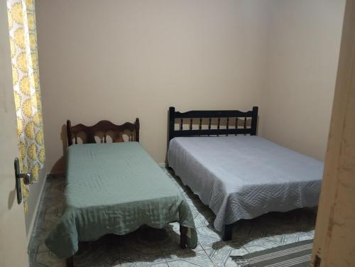 una habitación con dos camas en una habitación en Recanto Anavi, en Cananéia