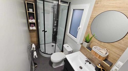 Bilik mandi di Mobile Homes L & L with shared pool