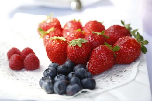 a plate of strawberries and blueberries and strawberriesaults at B&B Live09 Design in Pisa