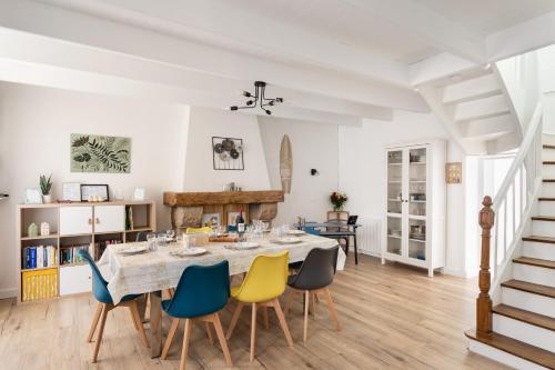 a dining room with a table and chairs at Ti Daouzek - Proche plage des Sables-dOr in Plurien