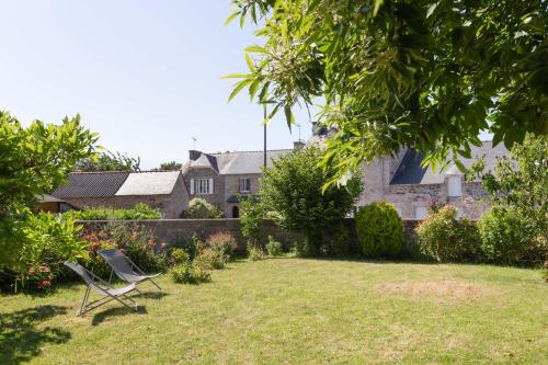 a chair in the yard of a house at Ti Daouzek - Proche plage des Sables-dOr in Plurien