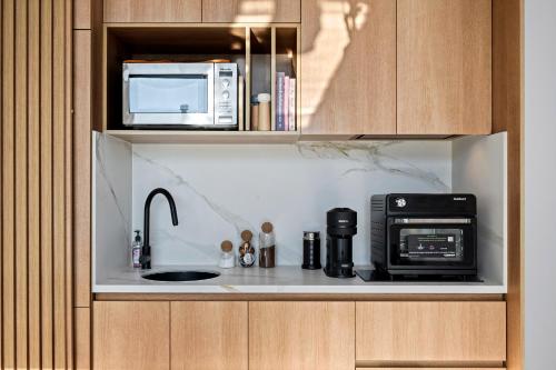 Dapur atau dapur kecil di OMG the Views! Your Luxury Bay Retreat Awaits!