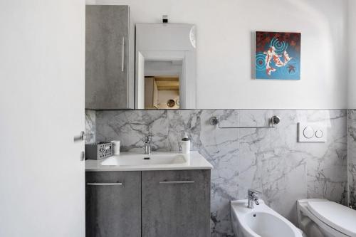 a bathroom with a sink and a toilet and a mirror at Casa Mary Vicino a Camaiore in Camaiore
