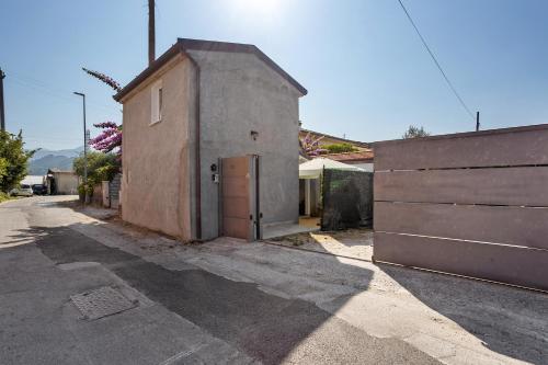 a building with a door on the side of a street at Casa Mary Vicino a Camaiore in Camaiore