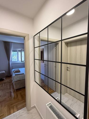 a room with a large glass wall at Golden dream apartman in Pančevo