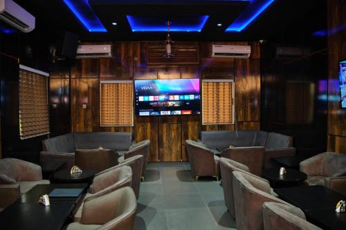 TV a/nebo společenská místnost v ubytování Masters Class Hotel