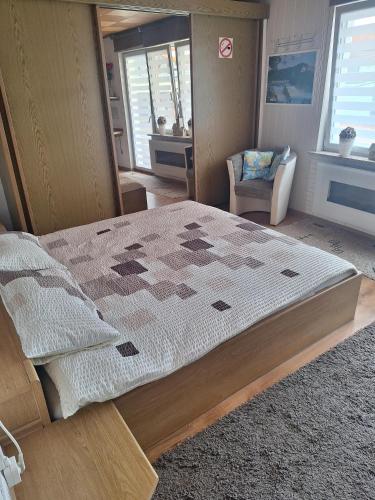 a large bed in a room with a window at Pension "Brückenschänke" in Nassau