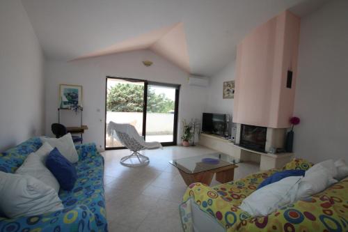 un salon avec un canapé et une cheminée dans l'établissement Apartments Sonnenblume, à Funtana